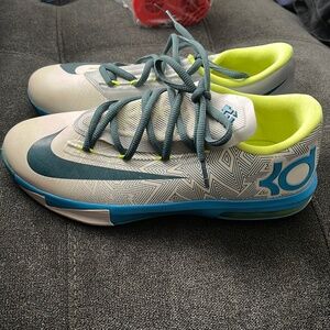Nike KD 6 ‘Pure Platinum’ Grade School size 6.5